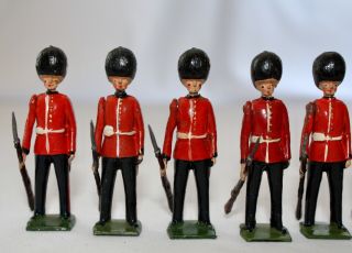 Britains Toy Lead Soldiers ROYAL WELSH FUSILIERS AT EASE.  2083.  T= 10 Figures 2