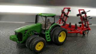 1/64 Ertl Jd Tractor W/ih Folding Chissel Plow