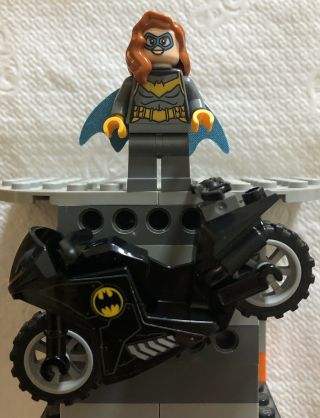 Lego Batman Dc - Heroes Batgirl With M/c Minifigure 76160