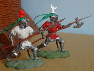 BRITAINS SWOPPET KNIGHTS,  2 MEN AT ARMS,  Plastic Toy Soldiers,  COMPLETE,  UK 2