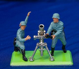 Britains Deetail Ww2 German Soldier Mortar With A Crew.  Shells