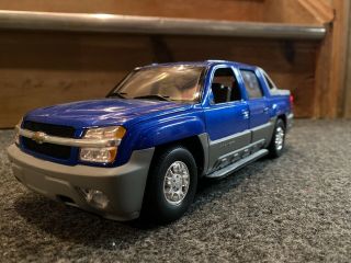 Welly 2002 Chevrolet Avalanche Diecast Model Pickup Truck 1:18 - 9852