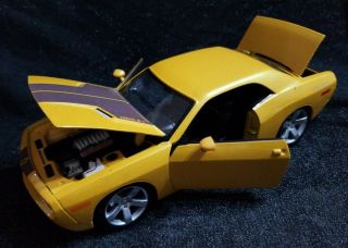Maisto 1:18 Dodge Challenger Concept Hemi 6.  1 Yellow