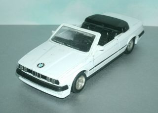 1/37 Scale 1985 Bmw 325i E30 Convertible Diecast Model Car - Mc Toy White