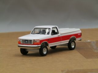 Dcp/greenlight Custom Lifted 1992 White/red Ford F150 Pick Up Truck 1/64.