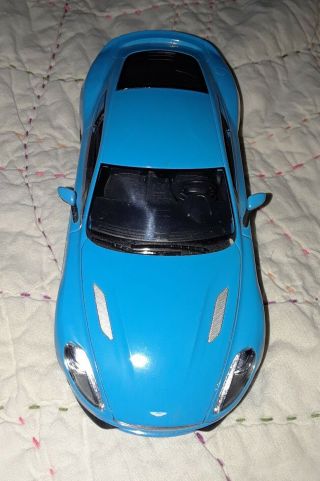 1/24 Scale Aston Martin Vanquish Diecast Model Sports Car - Welly 24046 Blue 3