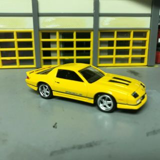 1/64 1987 Chevy Camaro Iroc - Z /yellow/black Int /350 4 Speed /17 " Iroc Wheels