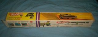Hot Wheels Strip Action Set Box With 15 Orange And 3 Red Tracks.