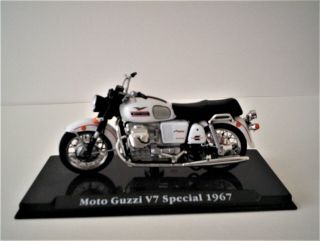 Moto Guzzi V7 Special 1967 Motorcycle.  1:24 Scale Model Atlas Classic Motorbike