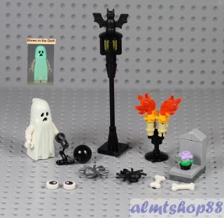 Lego - Haunted Halloween Set - Street Lamp Ghost Ball & Chain Rat Spider Minifig