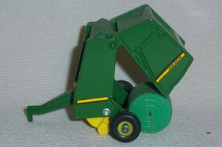 1/64 John Deere Round Baler With Bale Farm Toy Equipment Diecast