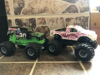 Monster Jam 1:24 Hot Wheels: Grave Digger And Madusa