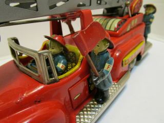 VINTAGE JAPAN T.  N.  NOMURA TIN BATTERY OPERATED FIRE TRUCK 3