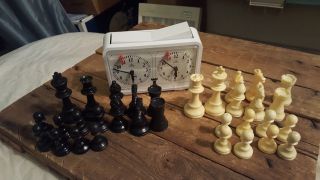 Aradora Analog Chess Clock / Timer Black & White Romania W Staunton Chessmen {09