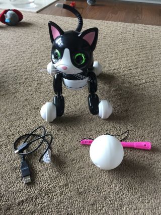 Zoomer Kitty Interactive Cat Black&white W/charger Corn And Toy Ball