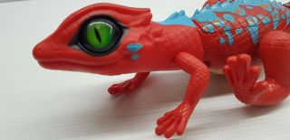 Red Lizard Robo alive lurking lizard battery operated runs Zuru back legs move 2