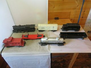 Vintage Lionel Train Set Engine W/tender,  Caboose And Four Cars