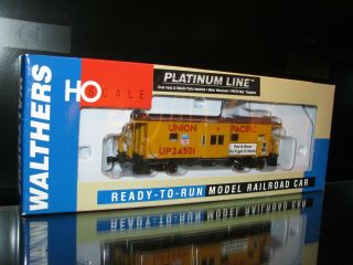 Walthers Ho Scale 932 - 7624 Union Pacific Bay Window Caboose 24501