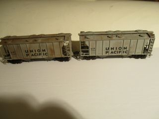 Atlas 2 Union Pacific Covered Hoppers,  Weathered,  Rd 11420 & 11412,  Weathere Ho