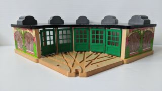 Thomas And Friends Wooden Railway Roundhouse 5 Way Train Shed - 2001