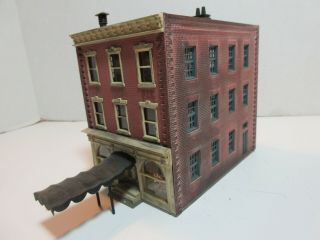 Ho Scale 1:87 - 3 Story Building Florist/funeral Home Detailed Painted Weathered