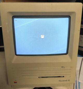 Vintage Apple Macintosh Se Computer - Powers On
