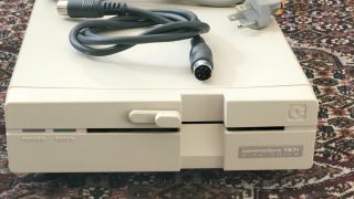 Commodore 1571 Disk Drive for Commodore 64 or 128 w/Cables 2