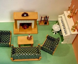 Epoch Calico Critters Deluxe Living Room Set Piano Light Up Fireplace Sofa Lamps