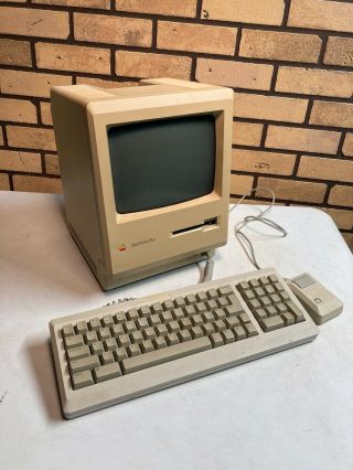 Vintage Apple Macintosh Plus Computer with Mouse & Keyboard 3