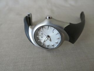 Womens Vintage Oakley Crush 2.  5 Watch White Dial Black Rubber Needs Battery
