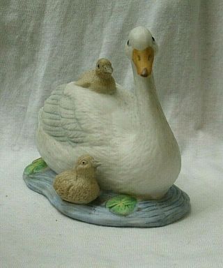 Vintage Porcelain Swan with Babies Figurine hand painted Homco bird water fowl 2