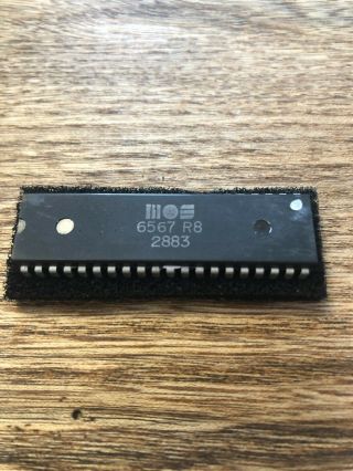 Pulled Mos 6567r8 Vic - Ii C64 Commodore 64 Chip Ic,  1983 Date -