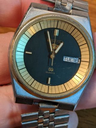 Vintage Mens Seiko Quartz Stainless Watch W/ Rare Lion Crest -