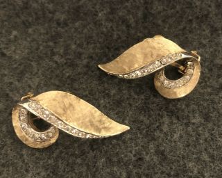 Vintage Boucher Clip On Earrings Brushed Gold Tone Rhinestones Leaf Ribbon 1“ 2
