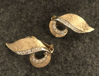 Vintage Boucher Clip On Earrings Brushed Gold Tone Rhinestones Leaf Ribbon 1“ 3