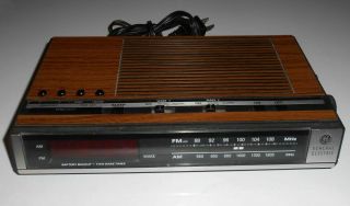 Vintage General Electric 7 - 4636d Am Fm Radio Dual Alarm Clock Wood Grain