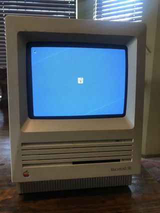 Apple Macintosh Se.  Powers On.