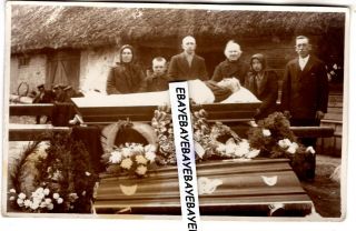 1920 - S Man Post Mortem Open Coffin Near Home House Vintage Antique Photograph
