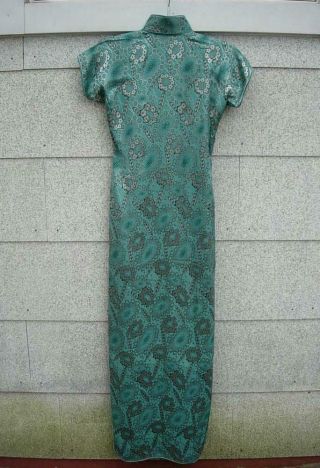 A 1930S CHINESE TURQUOISE BLUE GROUND SILK ROBE CHEONGSAM W LABEL 2