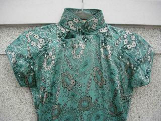 A 1930S CHINESE TURQUOISE BLUE GROUND SILK ROBE CHEONGSAM W LABEL 3