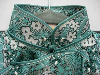 A 1930S CHINESE TURQUOISE BLUE GROUND SILK ROBE CHEONGSAM W LABEL 4
