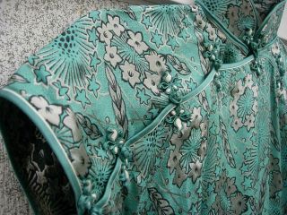 A 1930S CHINESE TURQUOISE BLUE GROUND SILK ROBE CHEONGSAM W LABEL 5