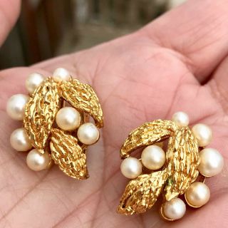 Vintage Sgnd Crown Trifari Brushed Gold Tone Leaves Faux Pearl Clip On Earrings