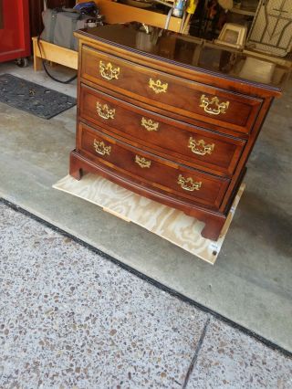 2 Henredon Aston Court NIGHTSTANDS BOW FRONT 3 DRAWER BANDED MAHOGANY CHEST 4