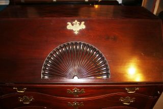 Fine Boston Blocked and serpentine mahogany desk shell carved lid 1780 fine 4