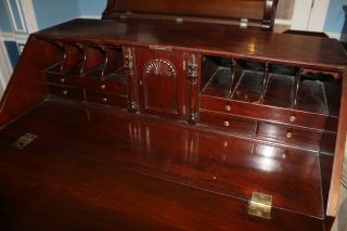 Fine Boston Blocked and serpentine mahogany desk shell carved lid 1780 fine 6