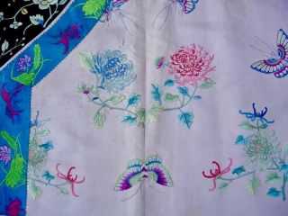 A ANTIQUE CHINESE PINK GROUND EMBROIDERED ' BUTTERFLIES ' SILK ROBE 4