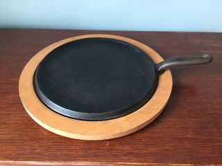 Vintage Round Cast Iron Flat Griddle Number 8 Made In Usa W/ Wood Trivet