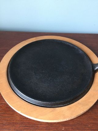 Vintage Round Cast Iron Flat Griddle Number 8 Made in USA w/ Wood Trivet 3