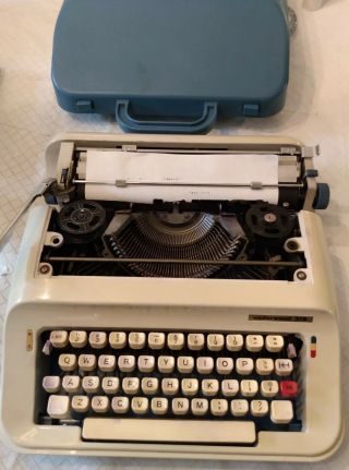 Vintage Underwood 378 Portable Typewriter With Carrying Case